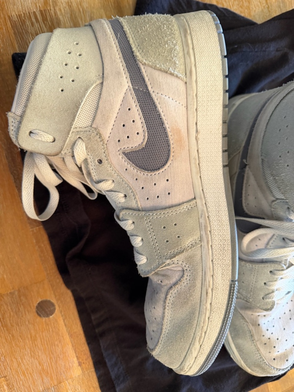 Nike Air Jordan 1 High Top Sneakers in Light Gray and White - Picture 4 of 8